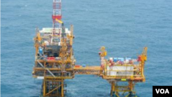 日本防卫省提供的东中国海中方油气田设备的照片
