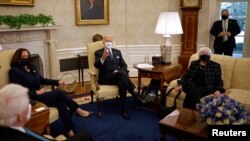 拜登总统和哈里斯副总统在财政部长耶伦陪同下在白宫椭圆形办公室会晤工商界人士。(2021年2月9日)