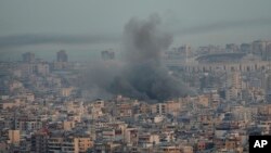 2024년 10월 16일 레바논 베이루트 남부 교외의 다히예에서 이스라엘의 공습으로 연기가 피어오르고 있습니다.