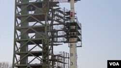 올해 4월 북한 평안북도 동창리 발사장의 장거리 미사일 '은하3호'. (자료사진)