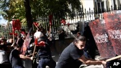 Mahasiswa bentrok dengan polisi anti huru hara selama protes di luar Kementerian Makedonia dan Thrace di kota pelabuhan Yunani utara Thessaloniki, 24 Oktober 2019. (Foto: Ilustrasi/AP)