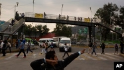 Suasana di sekitar stasiun kereta api (subway) di Mexico City, 1 Juni 2020.