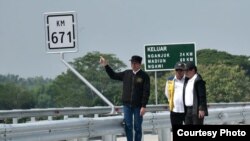 លោក​ប្រធានាធិបតី Joko Widodo ពិនិត្យ​មើល​ផ្លូវ​ដែល​គេ​យក​ថ្លៃ​នៅ​ពេល​ធ្វើ​ដំណើរ​ កាលពី​ថ្ងៃទី២០ ខែធ្នូ ឆ្នាំ២០១៨។