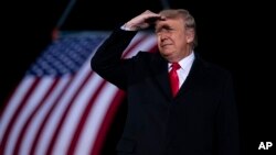 រូបឯកសារ៖ ប្រធានាធិបតីសហរដ្ឋអាមេរិកលោក Donald Trump ថ្លែងនៅក្នុងយុទ្ធនាការរកសំឡេងឆ្នោតសមាជិកព្រឹទ្ធសភាតំណាង Georgia អ្នកស្រី Kelly Loeffler និងលោក David Perdue នៅក្នុងទីក្រុង Dalton រដ្ឋ Georgia កាលពីថ្ងៃទី៤ ខែមករា ឆ្នាំ២០២១។