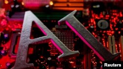 แฟ้มภาพ: ตัวอักษร เอไอ ที่สื่อถือปัญญาประดิษฐ์ วางอยู่บนแผงวรจรหลัก เมื่อ 23 มิ.ย. 2023 (รอยเตอร์)