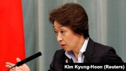 Menteri Olimpiade dan Paralimpiade Jepang Seiko Hashimoto menghadiri konferensi pers di Tokyo, Jepang, 16 September 2020. (Foto: REUTERS/Kim Kyung-Hoon)
