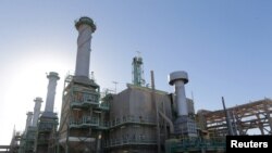 Des pipelines sont observés dans la zone industrielle du port pétrolier de Ras Lanuf, en Libye, le 11 janvier 2017.