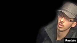 ឈ្មោះ Salman Abedi អ្នក​នៅ​ពីក្រោយ​ការ​ការ​បំផ្ទុះ​គ្រាប់បែក​អត្តឃាត​ក្នុង​រូបថត​ដែល​ថត​ចេញ​ពី​កាមេរ៉ា​សុវត្ថិភាពនៅ​ថ្ងៃ​ដែល​ហេតុការណ៍​បាន​កើត​ឡើង។