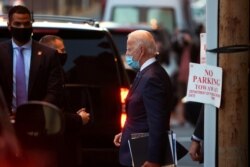 미국 민주당 대통령 후보인 조 바이든 전 부통령이 10일 델라웨어 윌밍턴에서 정권 인수위 회의를 마친 후 회의장을 떠나고 있다.