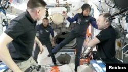 Dua astronaut Arab Saudi: Ali Al-Qarni (kedua dari kiri) dan Rayyanah Barnawi (ketiga dari kiri) tiba di International Space Station (ISS) hari Senin (22/5). 