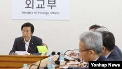 윤병세 한국 외교장관(왼쪽)이 지난 10일 외교부 청사에서 열린 긴급 북핵 대책회의에서 발언하고 있다.