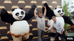 Aktor Holywood Jack Black dan Dustin Hoffman dalam promosi film Kung Fu Panda di Roma, Italia. Sekuel film ini yang diluncurkan akhir Mei lalu, tak dapat dinikmati di Indonesia.