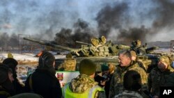 Ukrainian President Petro Poroshenko, second from right, speak with soldiers during a military training at a military base in Chernihiv region, Ukraine, Wednesday, Nov, 28, 2018. Photo: AP