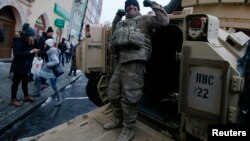 Reaksi tentara AS setelah upacara penyambutan untuk pasukan AS yang ditempatkan di Polandia sebagai bagian misi pertahanan NATO, di Eropa Timur, di Zagan, Polandia, 14 Januari 2017. (Foto: Reuters)