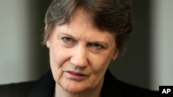 Helen Clark, PM Selandia Baru dan pejabat PBB dalam sebuah wawancara di New York (4/4). 