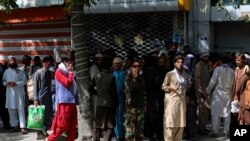 ពលរដ្ឋ​អាហ្វហ្កានីស្ថាន​នាំ​គ្នា​ឈរតម្រង់​ជួរ​រាប់​ម៉ោង​ដើម្បី​រង់ចាំ​ដក​ប្រាក់​ពី​ធនាគារ​មួយ​ក្នុង​ទីក្រុង​កាប៊ុល ប្រទេស​អាហ្វហ្កានីស្ថាន ថ្ងៃទី១៥ ខែសីហា ឆ្នាំ២០២១។