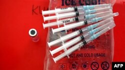 Jarum suntik Vaksinasi COVID-19 dengan vaksin Sinovac di Lhoknga, Aceh, 2 Oktober 2021. ( CHAIDEER MAHYUDDIN / AFP)