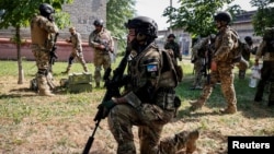 Arhiva - Pripadnik strane dobrovoljačke jedinice koja se bori na strani Ukrajine zauzima poziciju, dok se nastavlja invazija Rusije na Ukrajinu, u Severodonjecku, region Lugansk, Ukrajina, 2. juna 2022.