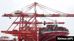 Data resmi menunjukkan angka keluaran peti kemas harian di pelabuhan Shanghai hampir kembali ke kapasitas penuh (foto: dok). 