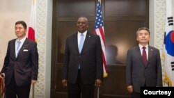 이종섭 한국 국방장관(오른쪽 부터)과 로이드 오스틴 미국 국방장관, 기시 노부오 일본 방위상이 지난 11일 '샹그릴라 대화'가 열린 싱가포르에서 회담했다. 사진: 한국 국방부 제공.