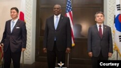 로이드 오스틴(가운데) 미 국방장관이 지난해 6월 싱가포르에서 이종섭(오른쪽) 한국 국방장관, 기시 노부오 당시 일본 방위상과 회동하고 있다. (자료사진=한국 국방부 제공)