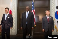 دیدار سه جانبه وزیران دفاع آمریکا، ژاپن، و کره جنوبی در حاشیه «گفت‌وگوی شانگری‌لا» در سنگاپور. ١١ ژوئن ٢٠٢٢