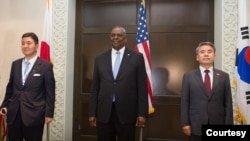 로이드 오스틴(가운데) 미 국방부 장관이 지난달 11일 싱가포르 '샹그릴라 대화' 현장에서 기시 노부오(왼쪽) 일본 방위상, 이종섭 한국 국방부 장관과 회동하고 있다. (자료사진=한국 국방부)