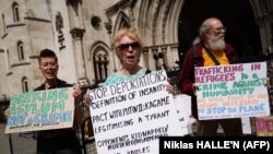 Sejumlah warga melakukan aksi demo menentang rencana deportasi sejumlah migran dari Inggris ke Rwanda dalam aksi di luar Gedung Pengadilan Tinggi di London, pada 13 Juni 2022. (Foto: AFP/Niklas Halle'n)