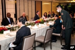 资料照片：美国国防部长奥斯汀与时任中国国防部长魏凤和在新加坡参加香格里拉对话期间举行会谈。(2022年6月11日)