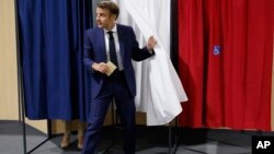 Predsednik Francuske Emanuel Makron napušta glasačku kabinu pre čina glasanja na francuskim parlamentarnim izborima, na glasačkom mestu u La Tukeu, severna Francuska, 12. juna 2022. (Foto: AP/Ludovic Marin, Pool)
