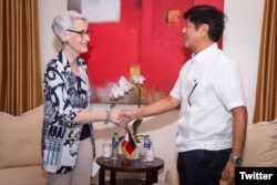 웬디 셔먼(왼쪽) 미 국무부 부장관이 9일 필리핀 마닐라에서 페르디난드 마르코스 주니어 대통령 당선인과 악수하고 있다. (셔먼 부장관 트위터)