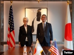 웬디 셔먼(왼쪽) 미 국무부 부장관이 8일 한국 서울에서 모리 다케오 일본 외무성 사무차관과 회동하고 있다. (셔먼 부장관 트위터)