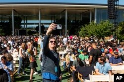 اپیل کے ہیڈکوارٹرز کپرٹینو میں سافٹ ویئر بنانے والی کی کانفرنس کا ایک منظر، 6 جون 2022