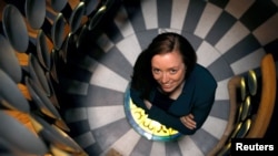 Pesulap Inggris, Megan Swann, di kantor pusat "The Magic Circle" di London, Inggris, 26 Mei 2022. (REUTERS/John Sibley)