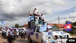 រូបឯកសារ៖ ទិដ្ឋភាព​ទូទៅ​ថ្ងៃចុង​ក្រោយ​នៃ​យុទ្ធនាការ​ឃោសនា​បោះឆ្នោត​ឃុំសង្កាត់អាណត្តិទី ៥ ​របស់​គណបក្ស​ភ្លើងទៀន​ ​នៅ​ក្នុង​ក្រុង​សៀមរាប ខេត្តសៀមរាប នៅ​ថ្ងៃ​ទី ០៣ ខែមិថុនា ឆ្នាំ ២០២២។ (លាស់ លីបលីប/វីអូអេ) 