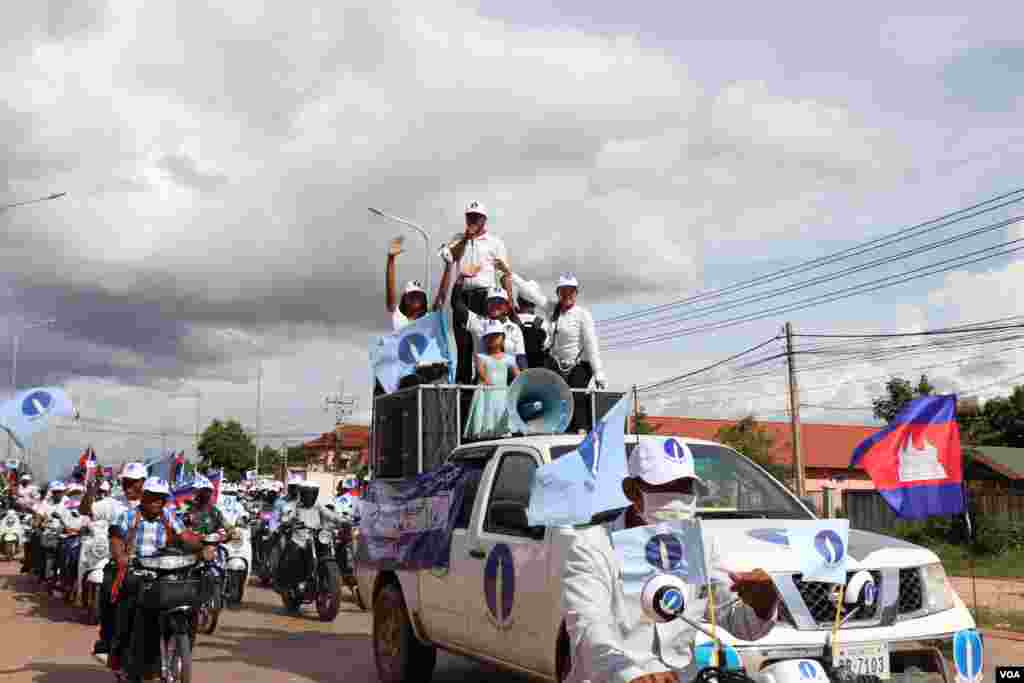 ទិដ្ឋភាព​ទូទៅ​ថ្ងៃចុង​ក្រោយ​នៃ​យុទ្ធនាការ​ឃោសនា​បោះឆ្នោត​ឃុំសង្កាត់អាណត្តិទី ៥ ​របស់​គណបក្ស​ភ្លើងទៀន​ ​នៅ​ក្នុង​ក្រុង​សៀមរាប ខេត្តសៀមរាប នៅ​ថ្ងៃ​ទី ០៣ ខែមិថុនា ឆ្នាំ ២០២២។ (លាស់ លីបលីប/វីអូអេ) 