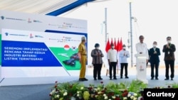 Presiden Jokowi meresmikan dimulainya tahapan pembangunan industri baterai listrik terintegrasi, Rabu (08/06/2022), di KITB, Batang, Jateng. (Foto: BPMI Setpres/Laily Rachev)