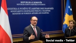 Ministar spoljnih poslova Austrije Aleksander Šalenberg sa šeficom kosovske diplomatije Donikom Gervalom na konferenciji za novinare u Prištini (Foto: Twitter/@a_schallenberg)