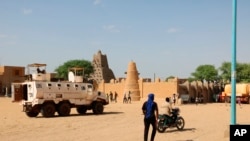 Pasukan PBB berpatroli di jalanan Kota Timbuktu, Mali, pada 26 September 2021. (Foto: AP)
