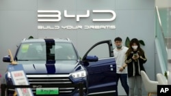 Sejumlah pengunjung tampak mendatangi toko mobil BYD di Beijing, China, pada 16 Maret 2022. (Foto: AP/Ng Han Guan)