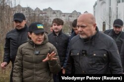 카림 칸(오른쪽) 국제형사재판소(ICC) 검사장이 지난 4월 이리나 베네딕토바 우크라이나 검찰총장과 함께 크이우(러시아명 키예프) 외곽 도시 부차 시내 집단 매장지를 둘러보고 있다. (자료사진)