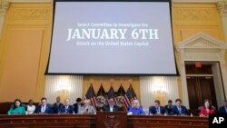 សមាជិក​រដ្ឋសភា​លោក Bennie Thompson ប្រធាន​គណៈកម្មាធិការ​ពិសេស​ស៊ើបអង្កេត​ទៅ​លើ​ការ​វាយ​ប្រហារ​វិមាន​សភា​ ​កាល​ពី​ថ្ងៃ​ទី៦ ខែ​មករា ឆ្នាំ​២០២១ ថ្លែង​បើក​សវនាការ​ផ្តល់​សក្ខីកម្ម​របស់​គណៈកម្មការ​នេះ នៅ​វិមាន​សភា​អាមេរិក ក្នុង​រដ្ឋធានី​វ៉ាស៊ីនតោន​កាល​ពី​ថ្ងៃ​ទី ៩ ខែ​មិថុនា ឆ្នាំ​២០២២។