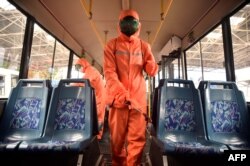 지난달 북한 평양 시내에서 방역요원이 버스 내부를 소독하고 있다. (자료사진)