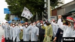 Anggota Serikat Solidaritas Pengemudi Truk Kargo dalam aksi protes di depan pabrik Samsung Electronics di Gwangju, Korea Selatan, 14 Juni 2022. (Yonhap via REUTERS)