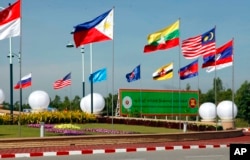 Para menteri luar negeri negara-negara Asia Tenggara yang bertemu di ibu kota Kamboja pada Rabu (3/8) meningkatkan upaya untuk menghentikan eskalasi kekerasan di Myanmar. (Foto: AP)