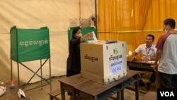 រូបឯកសារ៖ ពលរដ្ឋម្នាក់បោះឆ្នោត​នៅសង្កាត់ចាក់អង្រែលេី ខណ្ឌមានជ័យ នៅក្នុងបោះឆ្នោតជ្រេីសរេីសក្រុមប្រឹក្សាឃុំសង្កាត់អាណត្តិទី៥​ នៅថ្ងៃទី៥​ ខែមិថុនា ឆ្នាំ២០២២។ (កាន់​ វិច្ឆិកា/វីអូអេ)
