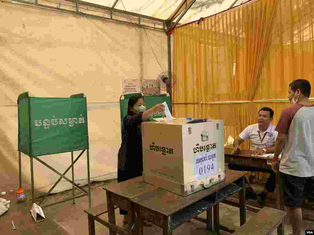 ពលរដ្ឋម្នាក់បោះឆ្នោត នៅសង្កាត់ចាក់អង្រែលេី ខណ្ឌមានជ័យ នៅក្នុងបោះឆ្នោតជ្រេីសរេីសក្រុមប្រឹក្សាឃុំសង្កាត់អាណត្តិទី៥​ នៅថ្ងៃទី៥​ ខែមិថុនា​ ឆ្នាំ២០២២។ (កាន់​ វិច្ឆិកា/វីអូអេ) 