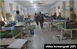 Para korban penembakan hari Minggu di Gereja Katolik St. Francis di negara bagian Ondo, barat laut Nigeria, yang terluka, dirawat di rumah sakit Katolik St. Louis, 5 Juni 2022.