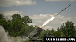 Pasukan Ukraina menembak sistem peluncuran roket ganda MLRS ke arah pasukan Rusia di garis depan Donbas, Ukraina timur, 7 Juni 2022. (ARIS MESSINIS / AFP)