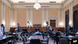 ក្រុម​ការងារ​បច្ចេកទេស​ទូរទស្សន៍​កំពុង​រៀបចំ​នៅ​សាល​ Cannon Caucus Room នៅ​​វិមាន​សភា​អាមេរិក កាល​ពី​ថ្ងៃ​ទី​៧ ខែ​មិថុនា ឆ្នាំ២០២២ សម្រាប់​ត្រៀម​ការ​ផ្សាយ​ផ្ទាល់​សវនាការ​ផ្តល់​សក្ខីកម្ម​របស់​គណៈកម្មាធិការ​ពិសេស​របស់​រដ្ឋសភា​នៅ​យប់​ថ្ងៃ​ព្រហស្បតិ៍​ម៉ោង​នៅ​រដ្ឋធានី​វ៉ាស៊ីនតោន។